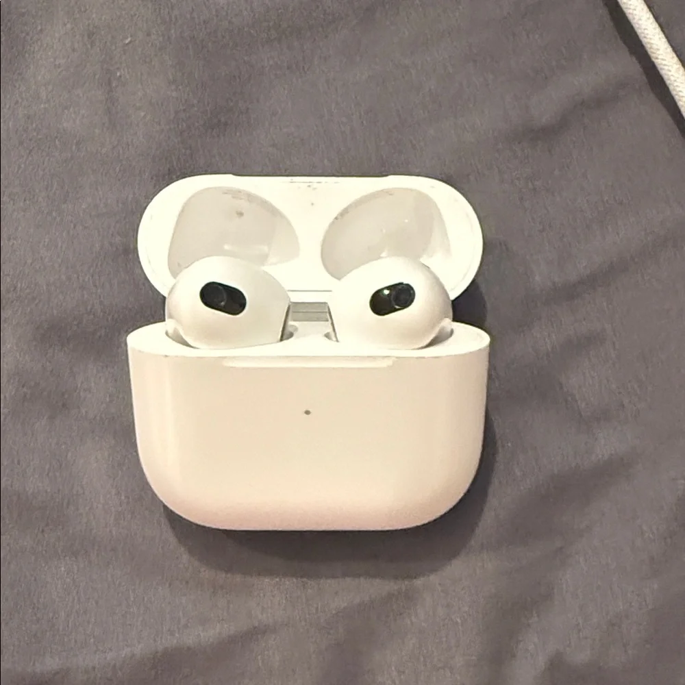White apple AirPod Wireless Earbuds with Charging Case
